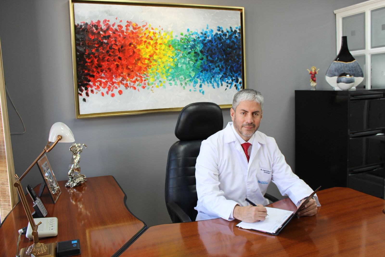 Dr. José Gaibor atendiendo consulta