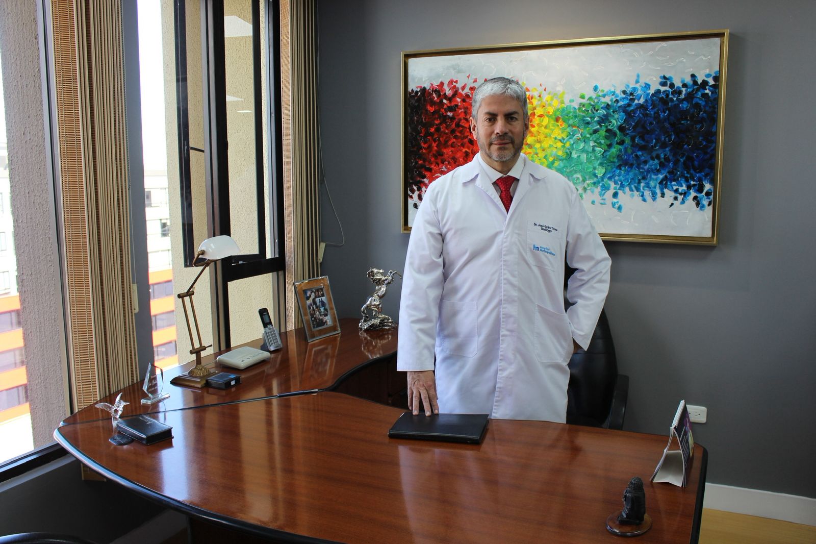 Dr. José Gaibor en consulta médica especializada